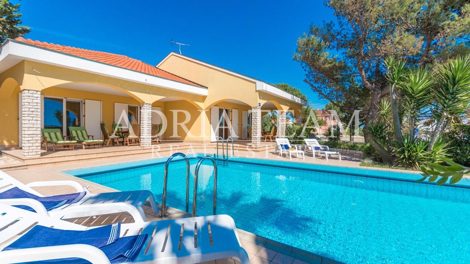 FAMILY HOUSE AND APARTMENT HOUSE, 300 M FROM THE SEA, VIR