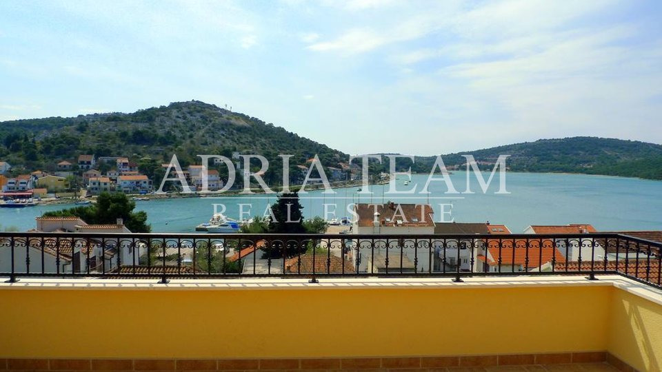 HOUSE WITH BEAUTIFUL ROOFTOP TERRACE, MURTER - TISNO