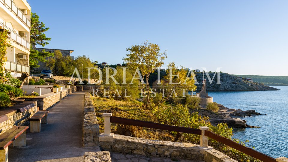 PHENOMENAL OPPORTUNITY! HOTEL 3 ***, COMPANY AND COMPLETE INVENTORY, FIRST ROW TO THE SEA, TOP - POSITION, NOVIGRAD - ZADAR