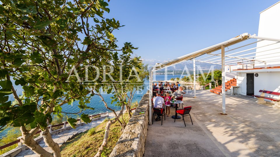 PHENOMENAL OPPORTUNITY! HOTEL 3 ***, COMPANY AND COMPLETE INVENTORY, FIRST ROW TO THE SEA, TOP - POSITION, NOVIGRAD - ZADAR