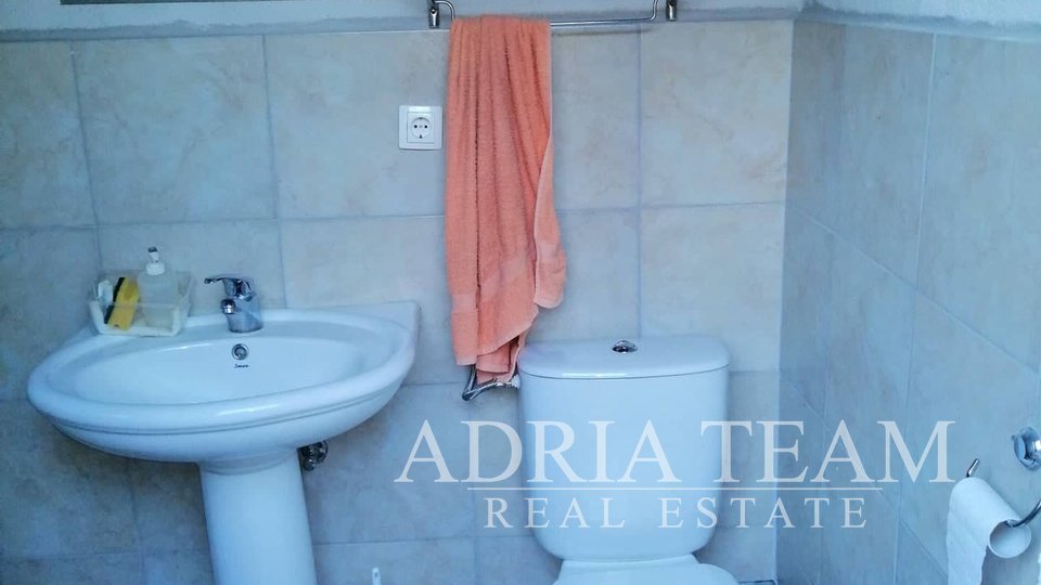 APARTMENTHAUS MIT 5 APARTMENTS AN EINEM RUHIGEN ORT, 500 m VOM MEER, BIOGRAD NA MORU