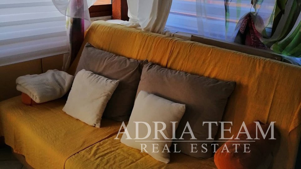 APARTMENTHAUS MIT 5 APARTMENTS AN EINEM RUHIGEN ORT, 500 m VOM MEER, BIOGRAD NA MORU