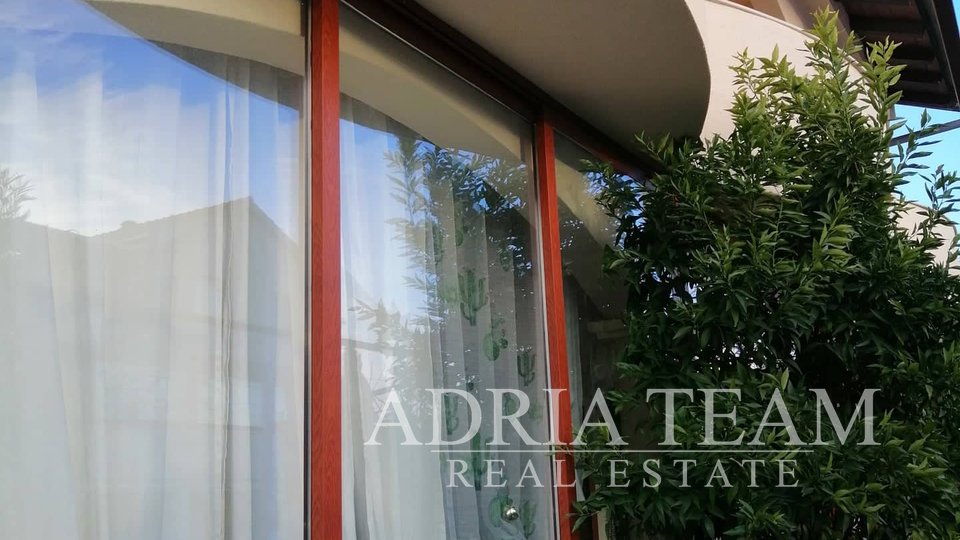 APARTMENTHAUS MIT 5 APARTMENTS AN EINEM RUHIGEN ORT, 500 m VOM MEER, BIOGRAD NA MORU