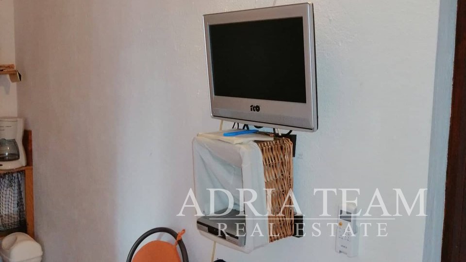 APARTMENTHAUS MIT 5 APARTMENTS AN EINEM RUHIGEN ORT, 500 m VOM MEER, BIOGRAD NA MORU