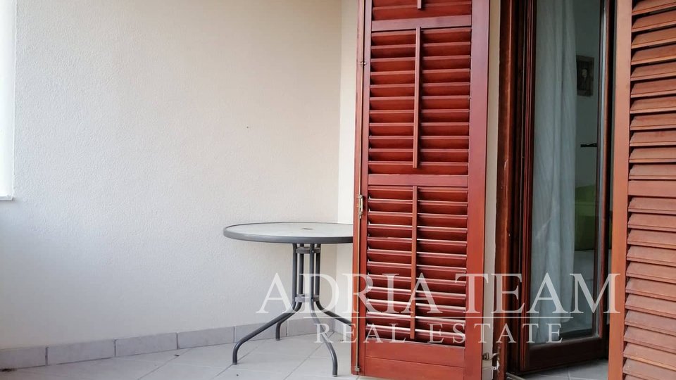 APARTMENTHAUS MIT 5 APARTMENTS AN EINEM RUHIGEN ORT, 500 m VOM MEER, BIOGRAD NA MORU