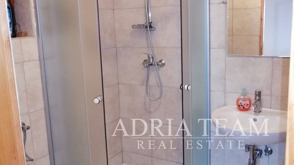 APARTMENTHAUS MIT 5 APARTMENTS AN EINEM RUHIGEN ORT, 500 m VOM MEER, BIOGRAD NA MORU
