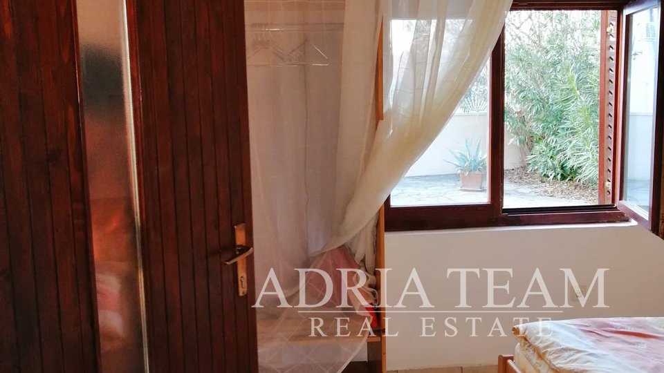 APARTMENTHAUS MIT 5 APARTMENTS AN EINEM RUHIGEN ORT, 500 m VOM MEER, BIOGRAD NA MORU