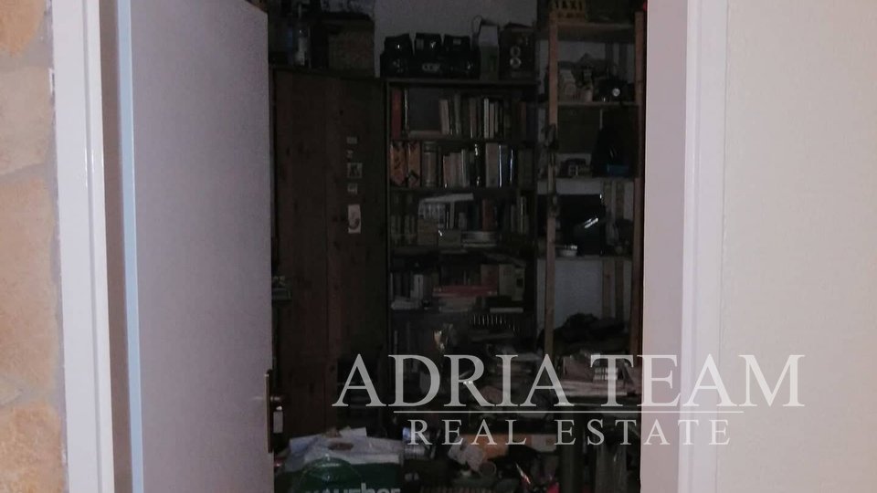 APARTMENTHAUS MIT 5 APARTMENTS AN EINEM RUHIGEN ORT, 500 m VOM MEER, BIOGRAD NA MORU