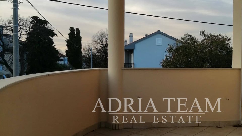 APARTMENTHAUS MIT 5 APARTMENTS AN EINEM RUHIGEN ORT, 500 m VOM MEER, BIOGRAD NA MORU