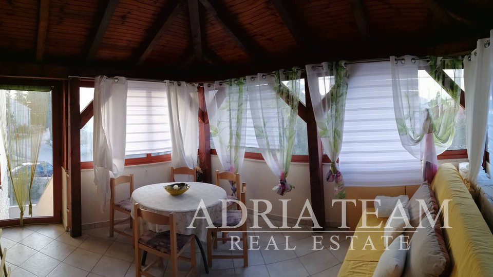 APARTMENTHAUS MIT 5 APARTMENTS AN EINEM RUHIGEN ORT, 500 m VOM MEER, BIOGRAD NA MORU