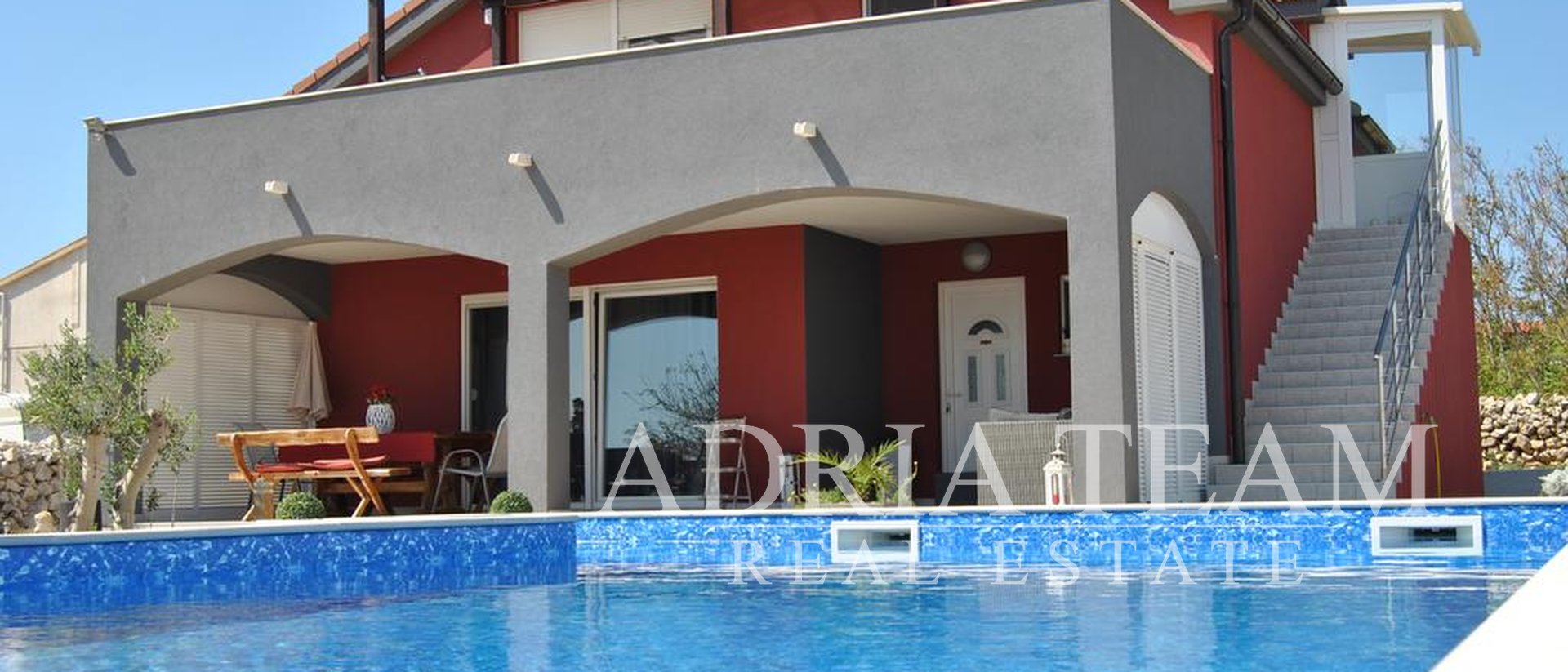 APARTMÁNOVÝ DŮM S BAZÉNEM, KLIDNÁ POZICE, PAG – POVLJANA