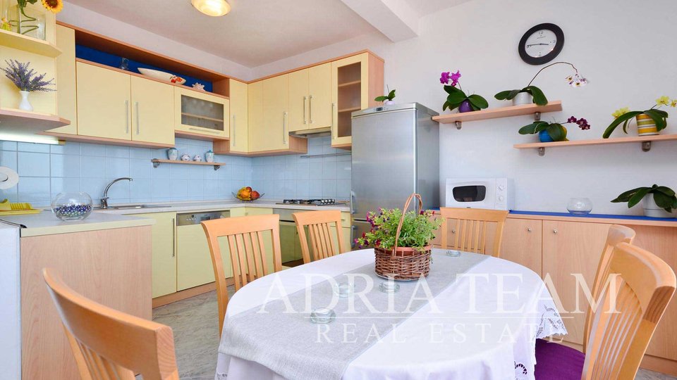 APARTMANSKA KUĆA S DVA APARTMANA, MAKARSKA