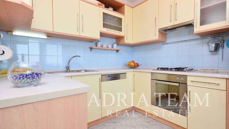 APARTMANSKA KUĆA S DVA APARTMANA, MAKARSKA