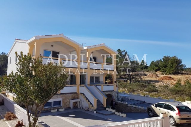 APARTMENT HOUSE WITH 5 RESIDENTIAL UNITS AND GARAGE, 80 M FROM THE SEA, QUIET POSITION, VIR