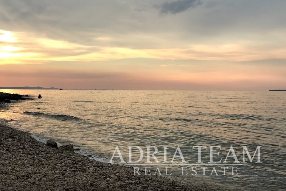 GRAĐEVINSKO ZEMLJIŠTE TURISTIČKA NAMJENA, 10 M OD MORA! ZADAR BORIK