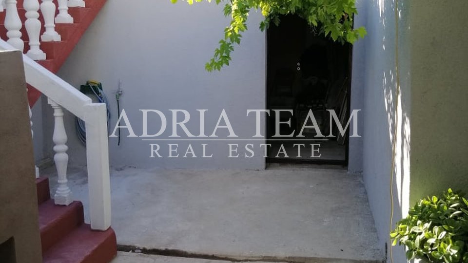 HOUSE WITH 2 APARTMENTS AND CLOSED YARD, VRSI - ZADAR