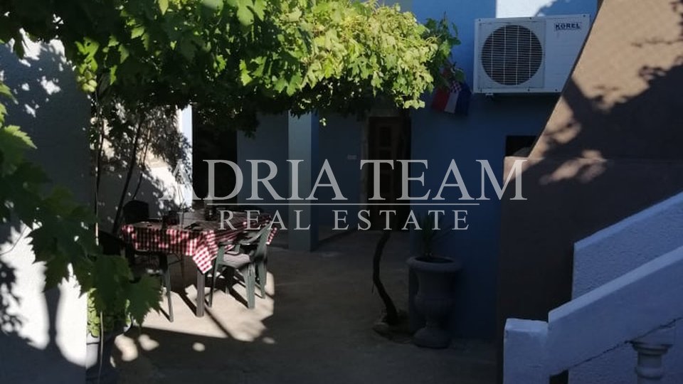 HOUSE WITH 2 APARTMENTS AND CLOSED YARD, VRSI - ZADAR