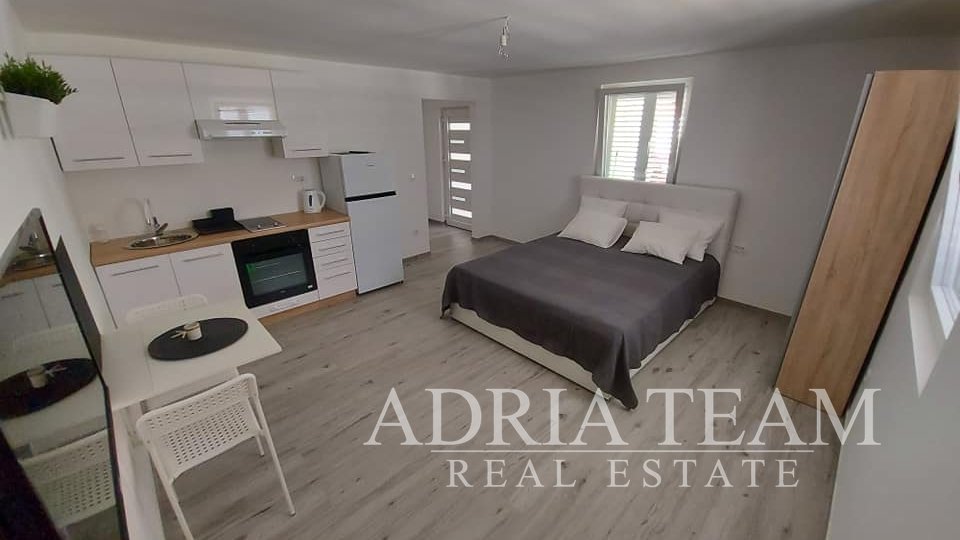 APARTMÁNOVÝ DŮM, 6 MIN OD PLÁŽE, VIR