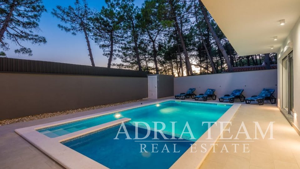 NEWLY BUILT VILLA WITH POOL, 50 M FROM THE SEA, VIR! GREAT OPPORTUNITY!