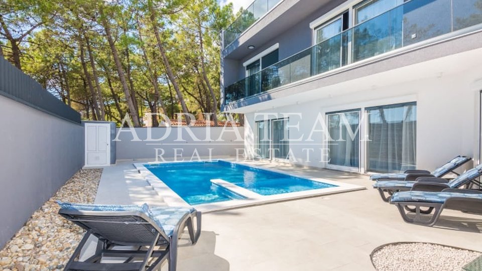 NEWLY BUILT VILLA WITH POOL, 50 M FROM THE SEA, VIR! GREAT OPPORTUNITY!