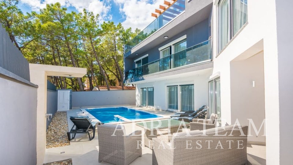 NEWLY BUILT VILLA WITH POOL, 50 M FROM THE SEA, VIR! GREAT OPPORTUNITY!