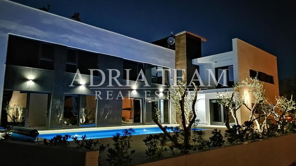 VILLA WITH 3 RESIDENTIAL UNITS AND POOL, 250 M FROM THE SEA, VIR - ZADAR