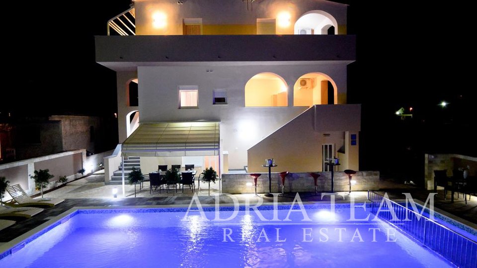 VILA S 8 APARTMÁNY A 2 BAZÉNY, PRIVLAKA - ZADAR!