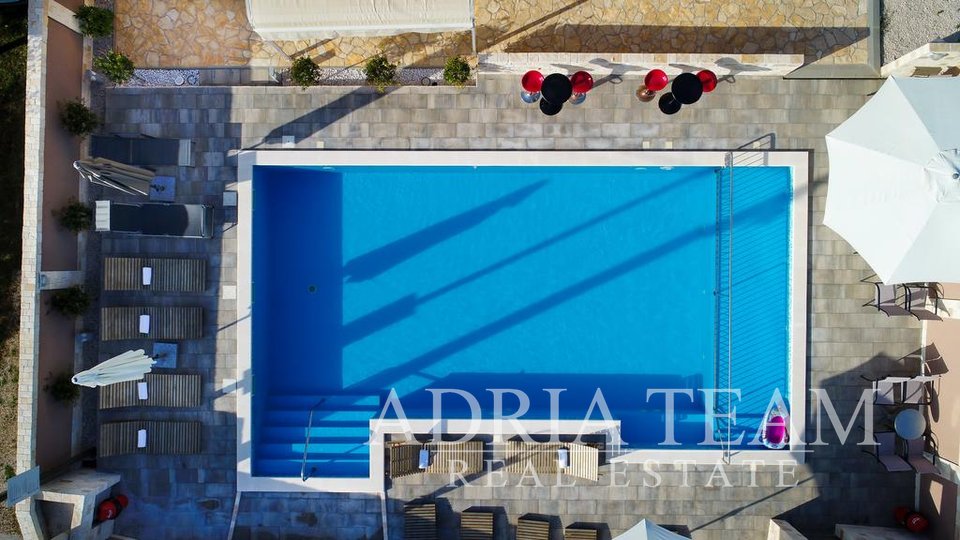 VILA S 8 APARTMÁNY A 2 BAZÉNY, PRIVLAKA - ZADAR!