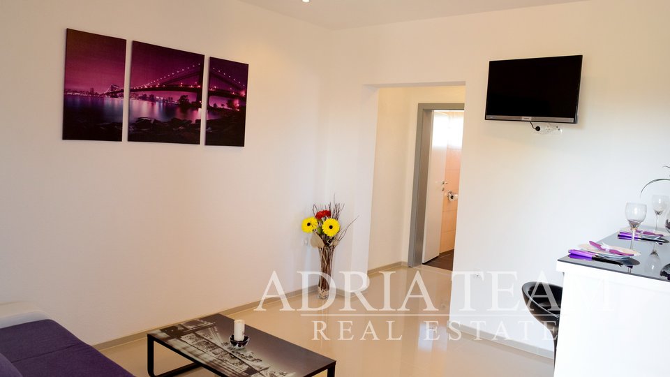 VILA S 8 APARTMÁNY A 2 BAZÉNY, PRIVLAKA - ZADAR!