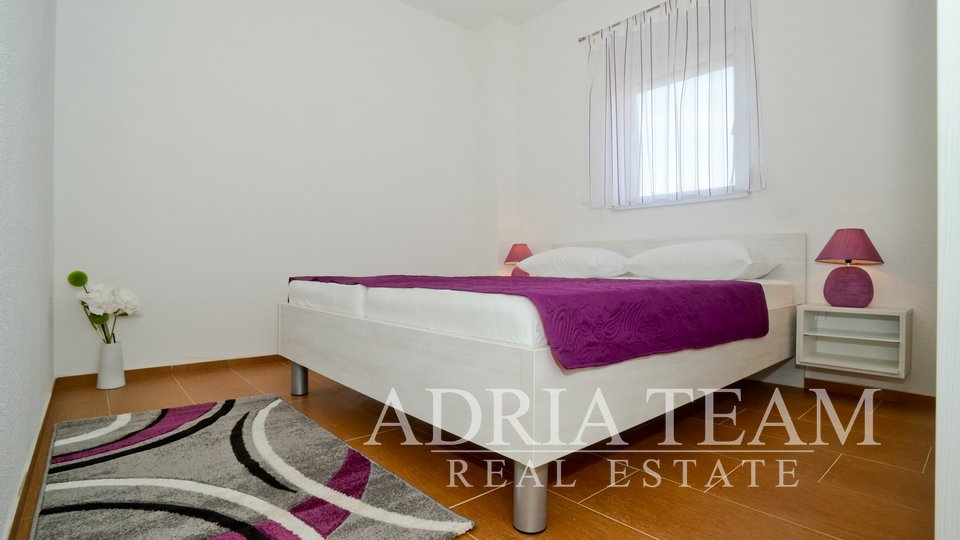 VILA S 8 APARTMÁNY A 2 BAZÉNY, PRIVLAKA - ZADAR!