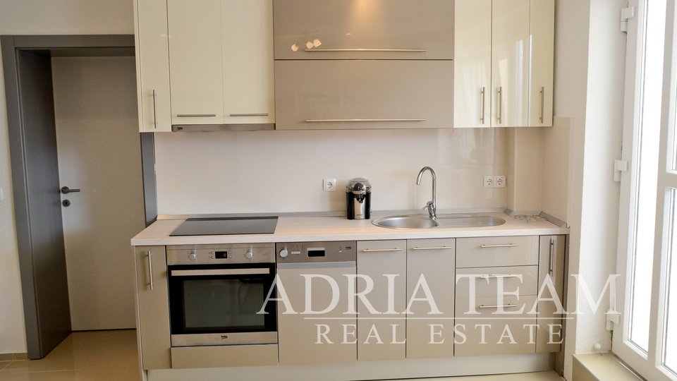 VILA S 8 APARTMÁNY A 2 BAZÉNY, PRIVLAKA - ZADAR!