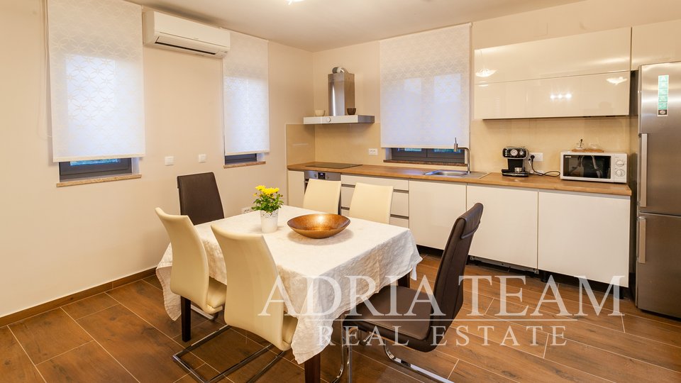 KOMFORAN APARTMAN S KROVNOM TERASOM I POGLEDOM NA MORE, 500 M OD MORA, BORIK - ZADAR