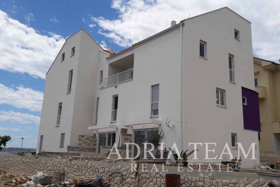 APARTMÁN S VÝHLEDEM NA MOŘE, 10 M OD PLÁŽE! POVLJANA PAG, LETNÍ AKCE