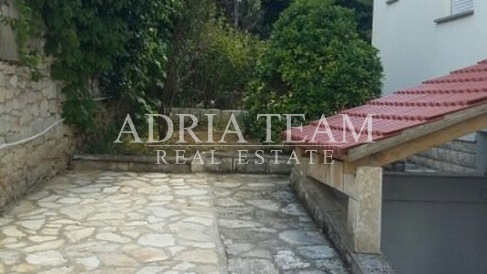APARTMENT WITH LARGE GARDEN - 160M2 !, 50 M FROM THE SEA, TKON - PAŠMAN