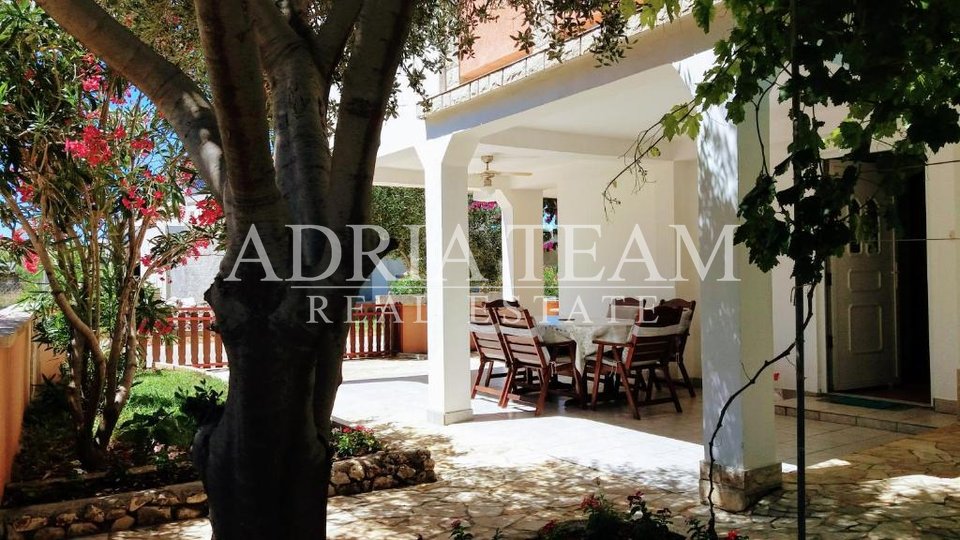 HOUSE WITH 3 RESIDENTIAL UNITS AND GARDEN, 400 M FROM THE SEA, VIR - ZADAR