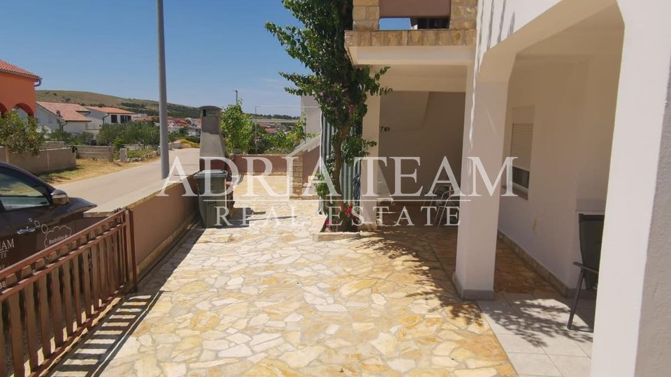 HOUSE WITH 3 RESIDENTIAL UNITS AND GARDEN, 400 M FROM THE SEA, VIR - ZADAR