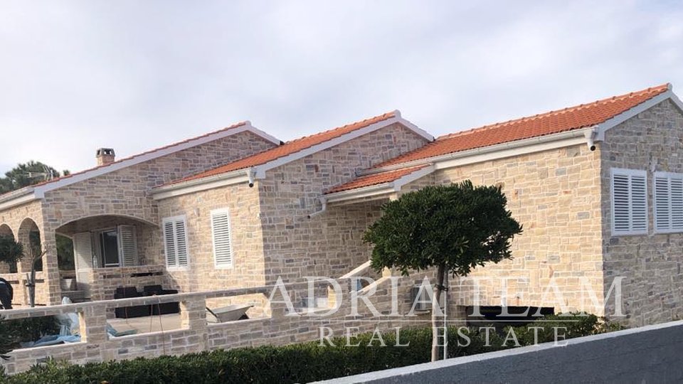 GROUND FLOOR HOUSE WITH GARDEN, 50 M FROM THE SEA, VIR