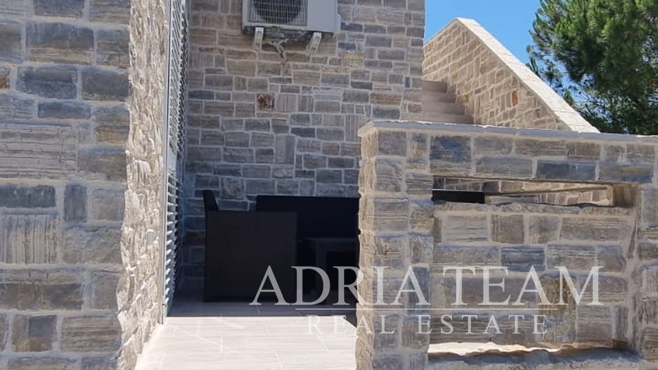 GROUND FLOOR HOUSE WITH GARDEN, 50 M FROM THE SEA, VIR