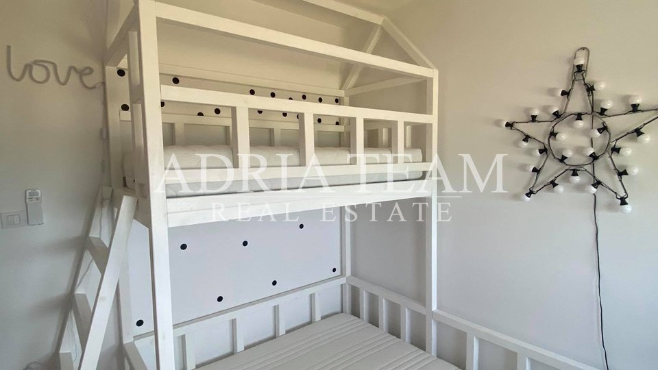 APARTMENT WITH 3 BEDROOMS, 1 ROW TO THE SEA, POVLJANA - PAG