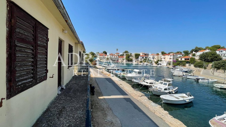 TWO RESIDENTIAL HOUSES, 1ST ROW TO THE SEA, QUIET POSITION, RAŽANJ