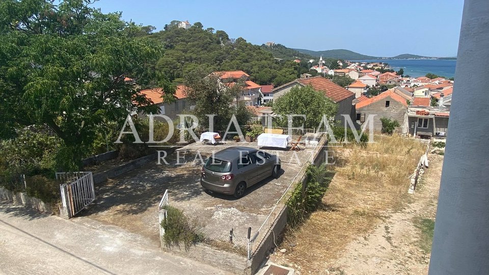 FAMILY HOUSE WITH YARD, 200 M FROM THE SEA, TKON - PAŠMAN