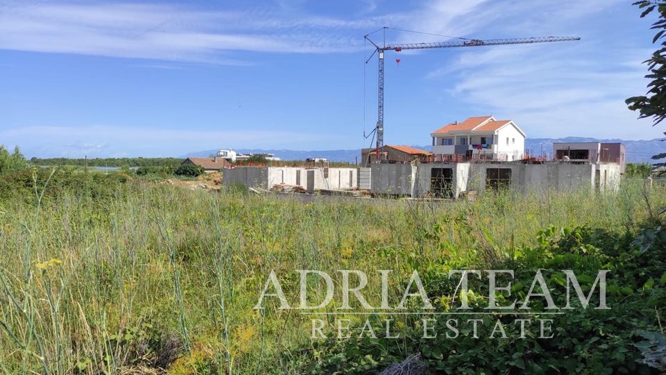 GRAĐEVINSKO ZEMLJIŠTE, IZVRSNA POZICIJA, 90 M OD PLAŽE I MORA! PRIVLAKA - ZADAR