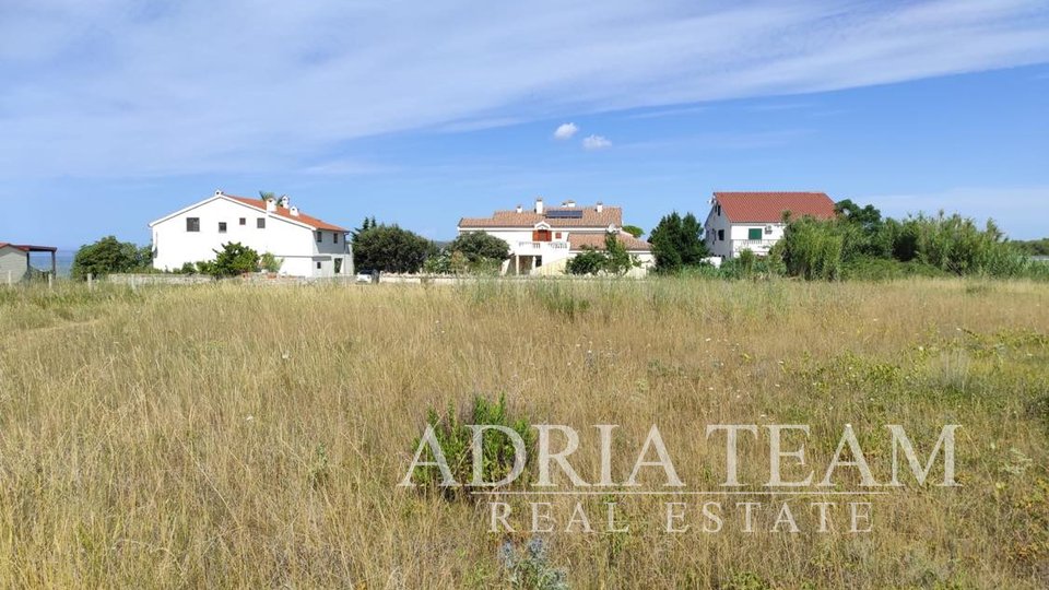 GRAĐEVINSKO ZEMLJIŠTE, IZVRSNA POZICIJA, 90 M OD PLAŽE I MORA! PRIVLAKA - ZADAR