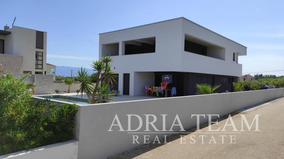 GRAĐEVINSKO ZEMLJIŠTE, IZVRSNA POZICIJA, 90 M OD PLAŽE I MORA! PRIVLAKA - ZADAR