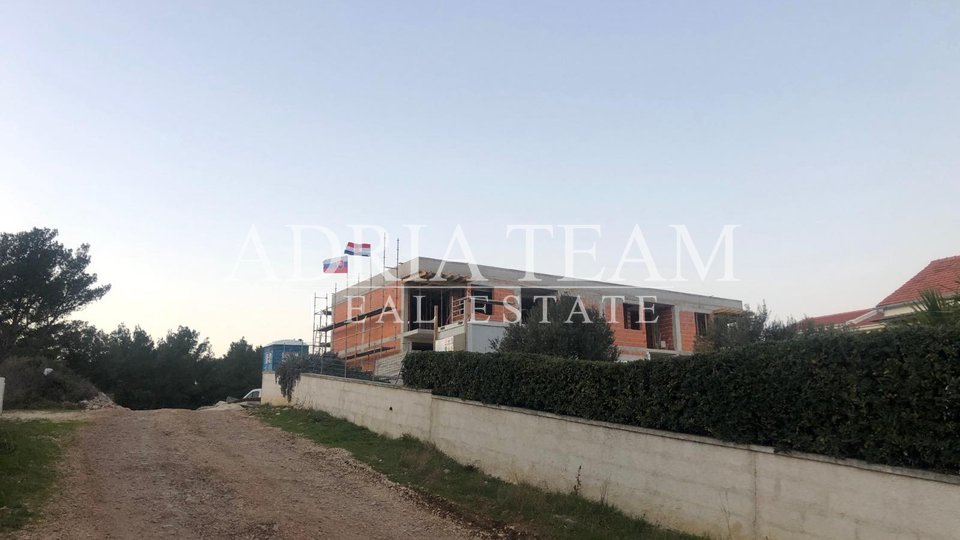 2-STOREY APARTMENTS/HOUSES WITH GARDEN AND LARGE TERRACE, 140 M FROM THE SEA, VRSI