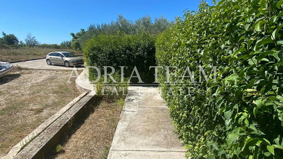 SALE!!! FAMILY HOUSE WITH 3 BEDROOMS AND A LARGE AND LANDSCAPED YARD, NIN - ZADAR