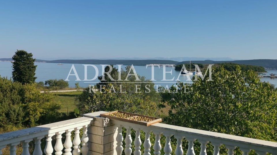APARTMENT HOUSE WITH LARGE YARD, 90 M FROM THE SEA, BAROTUL - PAŠMAN