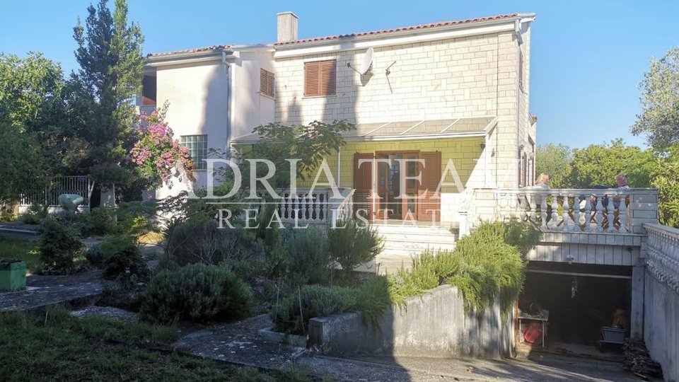APARTMENT HOUSE WITH LARGE YARD, 90 M FROM THE SEA, BAROTUL - PAŠMAN
