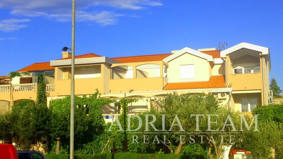 APARTMANSKA KUĆA S POGLEDOM NA MORE, 150M OD PLAŽE - PIROVAC