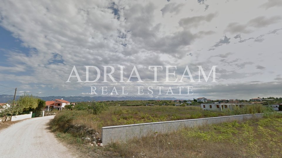 GREAT OPPORTUNITY! QUIET POSITION - BUILDING LAND OF REGULAR SHAPE, 500 M FROM THE SEA, VRSI - ZADAR